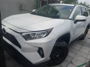 Toyota RAV4 XLE 2022 White