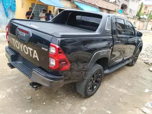 Toyota Hilux 2025 Black