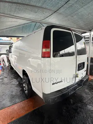 GMC Savana 2500 2009 White