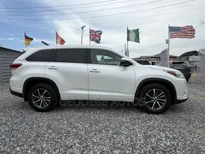 Toyota Highlander XLE 4x2 V6 (3.5L 6cyl 8A) 2017 White