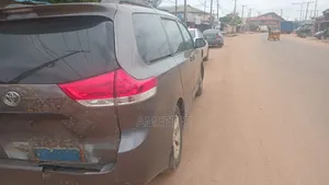 Toyota Sienna 2013 Burgundy