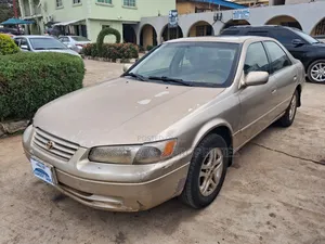 Toyota Camry LE 4dr Sedan (2.2L 4cyl 4A) 2000 Gold