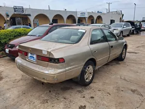 Toyota Camry LE 4dr Sedan (2.2L 4cyl 4A) 2000 Gold