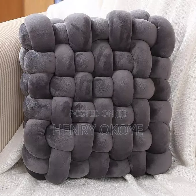Knot Pillows for U