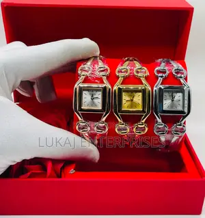 *Feminine Stylish Guess Watch for Ladies