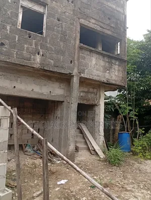 4bdrm Duplex in Farm Road 2 Estate, for sale
