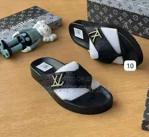 Slides/Sneakers