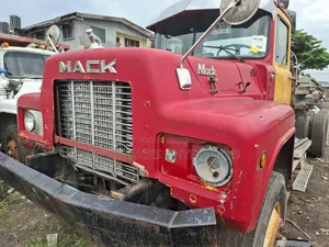 New Arrival 24valve R Model Mack Ten Tyres Head Truck Superb Engine Bi 1996 Red
