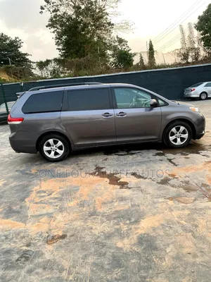 Toyota Sienna LE FWD 8-Passenger 2013 Brown