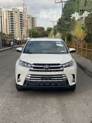 Toyota Highlander XLE 4x2 V6 (3.5L 6cyl 8A) 2017 White
