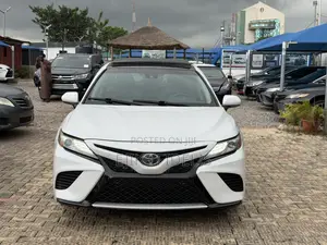 Toyota Camry XLE FWD (2.5L 4cyl 8AM) 2018 White
