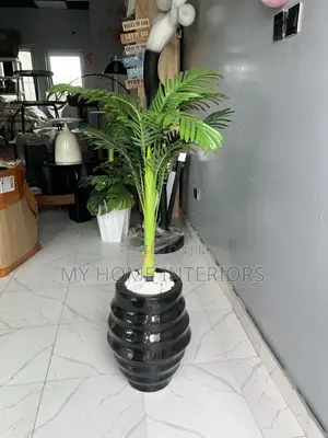 Black Wavy Planter With Flower