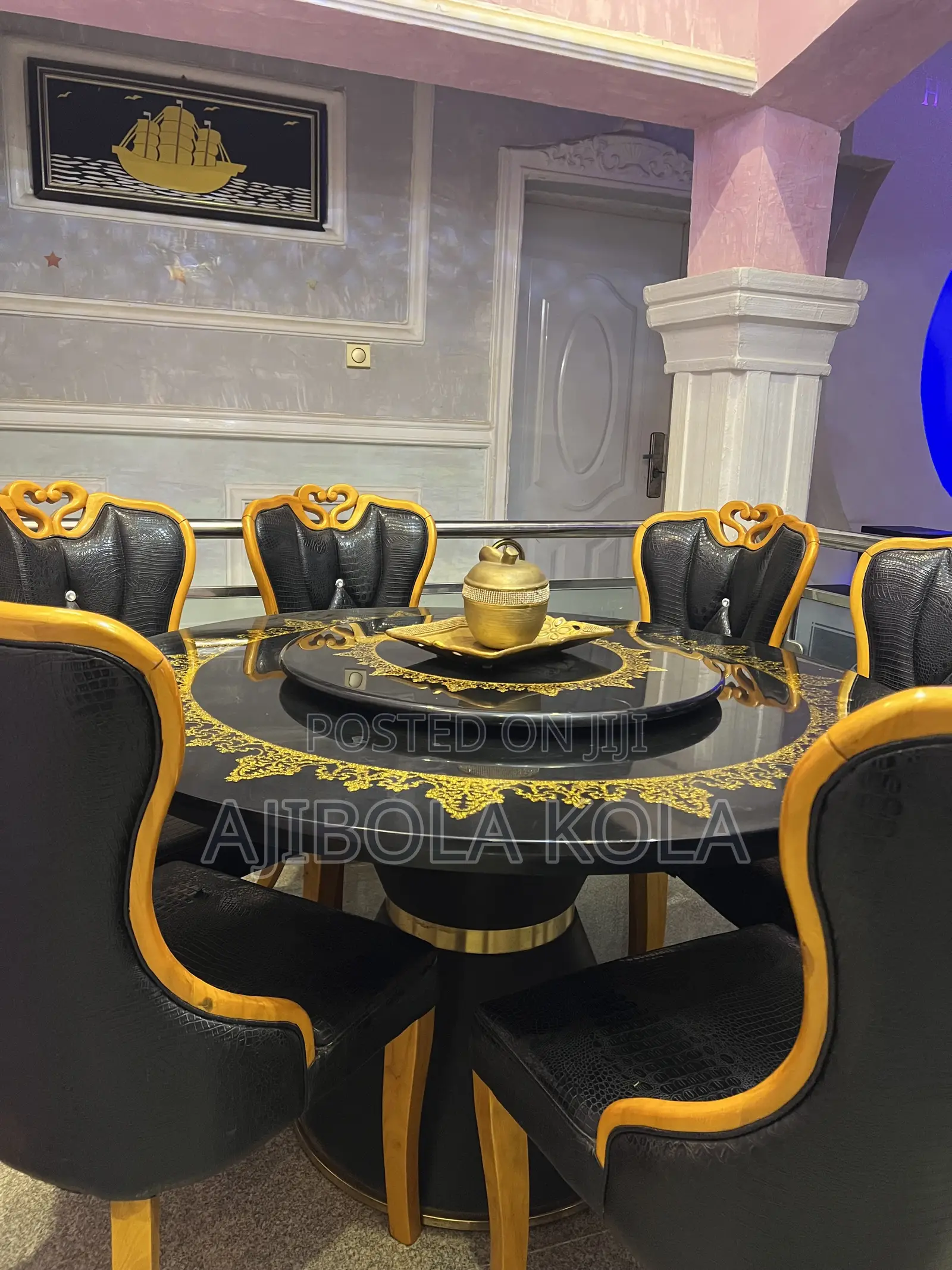 Royal Round Table Dining Set