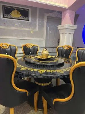 Royal Round Table Dining Set