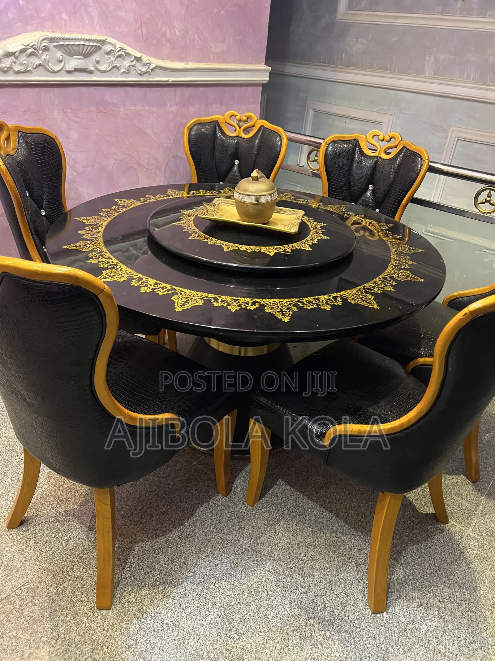 Royal Round Table Dining Set