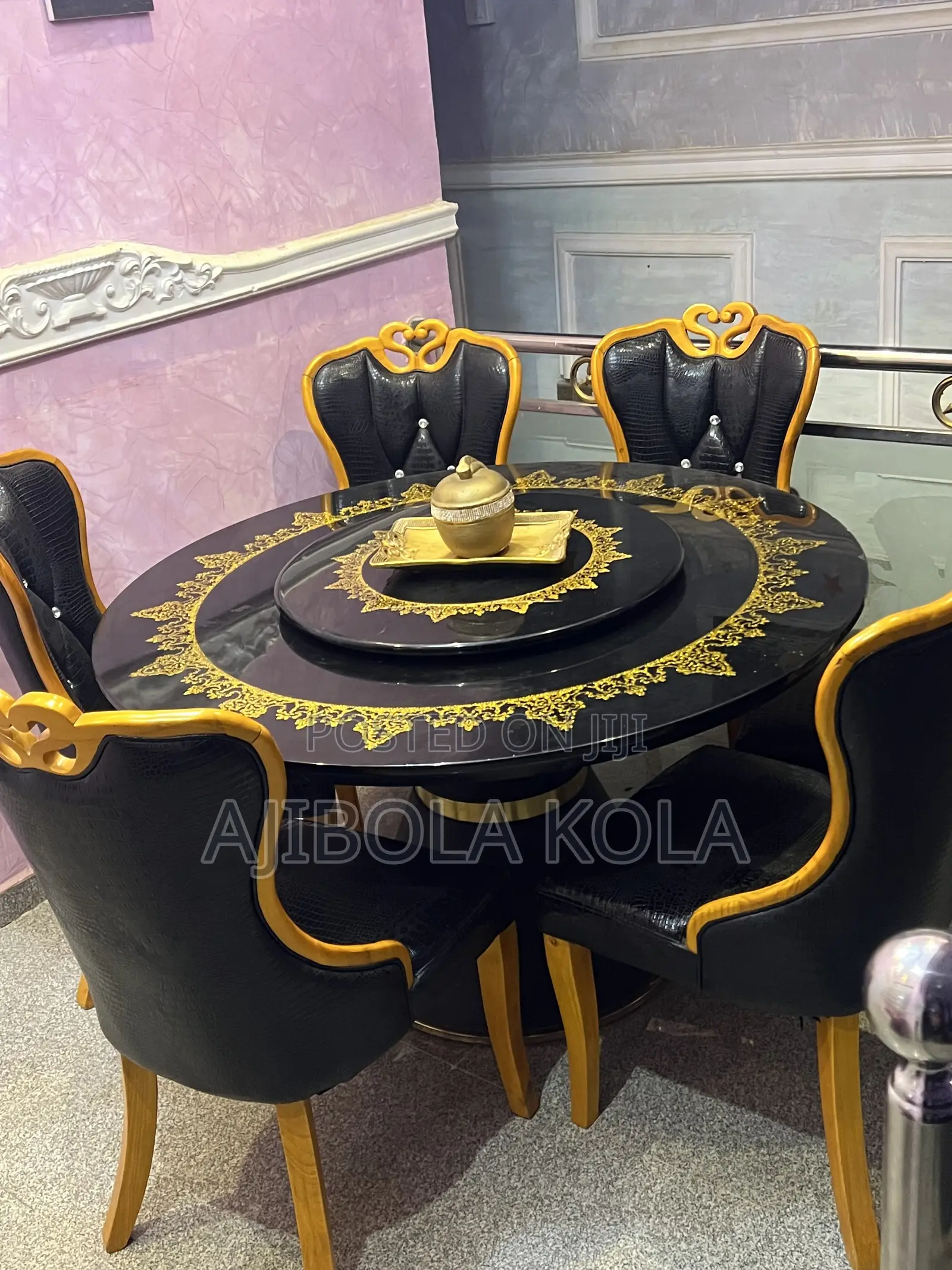 Royal Round Table Dining Set
