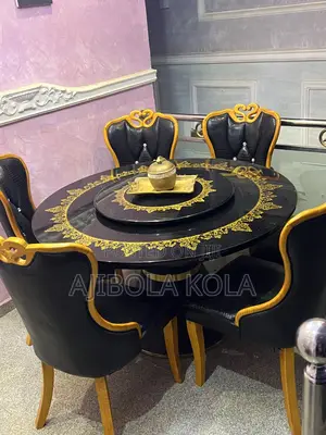 Royal Round Table Dining Set