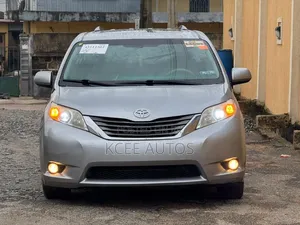 Toyota Sienna XLE Premium 8-Passenger 4dr Minivan (3.5L 6cyl 6A) 2015 Silver