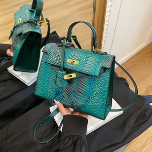 European and American Vintage Snake Shoulder Crossbody Handbag Green