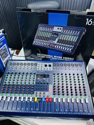Yamaha Signature 16 Professional 16-Channel Console Mixer