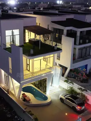 5bdrm Duplex in Chevron for sale