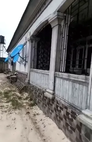 3bdrm Bungalow in Otokutu Ughelli, Warri for sale