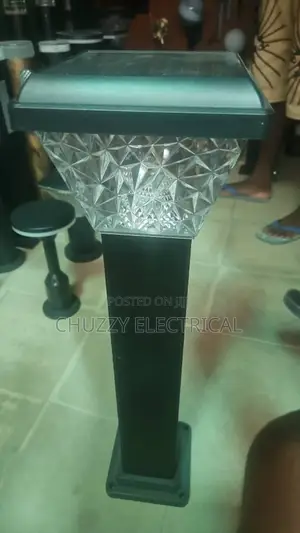 Diamond-Cut Solar Bollard Light