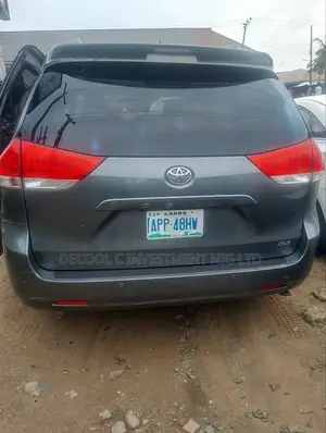 Toyota Sienna Limited FWD 7-Passenger 2013 Green
