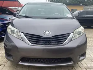 Toyota Sienna XLE 7-Passenger 4dr Minivan AWD (3.5L 6cyl 6A) 2014 Gray