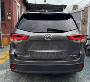 Toyota Highlander XLE 4x4 V6 (3.5L 6cyl 8A) 2018 Gray