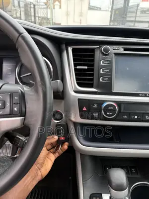 Toyota Highlander XLE 4dr SUV (3.5L 6cyl 6A) 2014 Gray