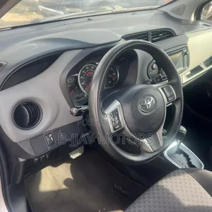 Toyota Yaris L Hatchback 5dr 2017 Silver