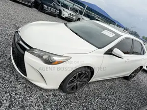 Toyota Camry SE w/Special Edition Pkg (2.5L 4cyl 6A) 2016 White