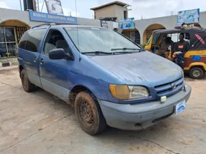 Toyota Sienna LE & 1 hatch 2000 Blue