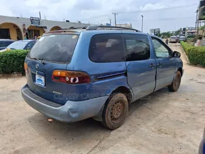 Toyota Sienna LE & 1 hatch 2000 Blue