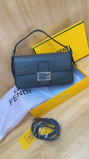 Top Notch Luxury Women's Handbags Fendi Well Banded Package