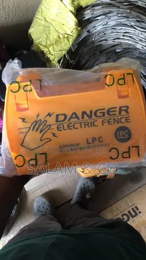Pack Of 20 Danger Warning Signs– Electric Fence Safety Warning Board