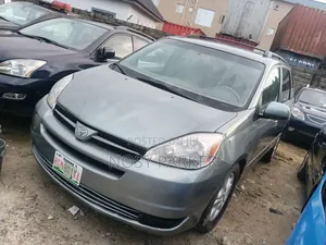 Toyota Sienna LE FWD (3.3L V6 5A) 2004 Gray