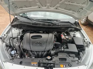 Toyota Yaris 1.5 Sedan XLE 2020 White