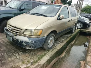 Toyota Sienna 2001 Gold