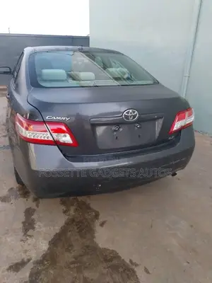 Toyota Camry LE 4dr Sedan (2.5L 4cyl 6A) 2011 Gray