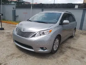 Toyota Sienna 2011 Gray