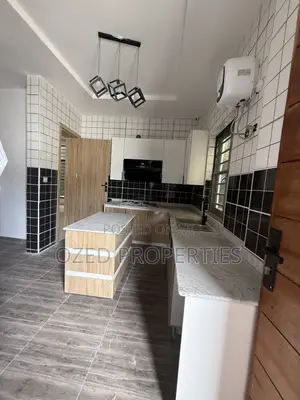 5bdrm Maisonette in Close To Lagos, Olokonla for rent