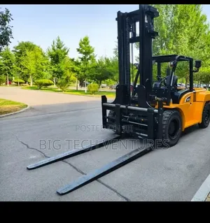 Yellow Diesel Forklift Features a 10-Ton Capacity and Is Suitable