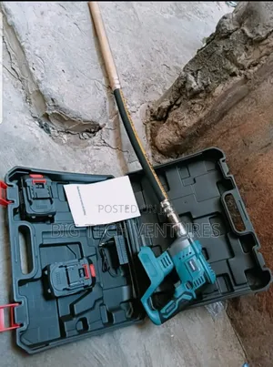 Handheld Concrete Vibrator Set Appears Compatible With Makita 18v