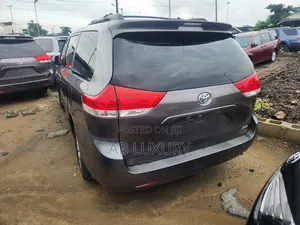 Toyota Sienna XLE AWD 7-Passenger 2013 Gray