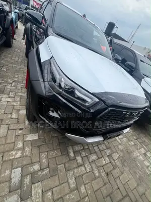 New Toyota Hilux 2025 Black