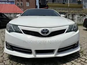 Toyota Camry SE V6 4dr Sedan (3.5L 6cyl 6A) 2013 White