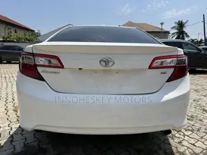 Toyota Camry SE V6 4dr Sedan (3.5L 6cyl 6A) 2013 White