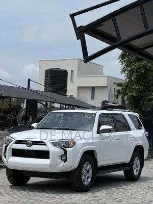 Toyota 4-Runner SR5 4WD 2023 White